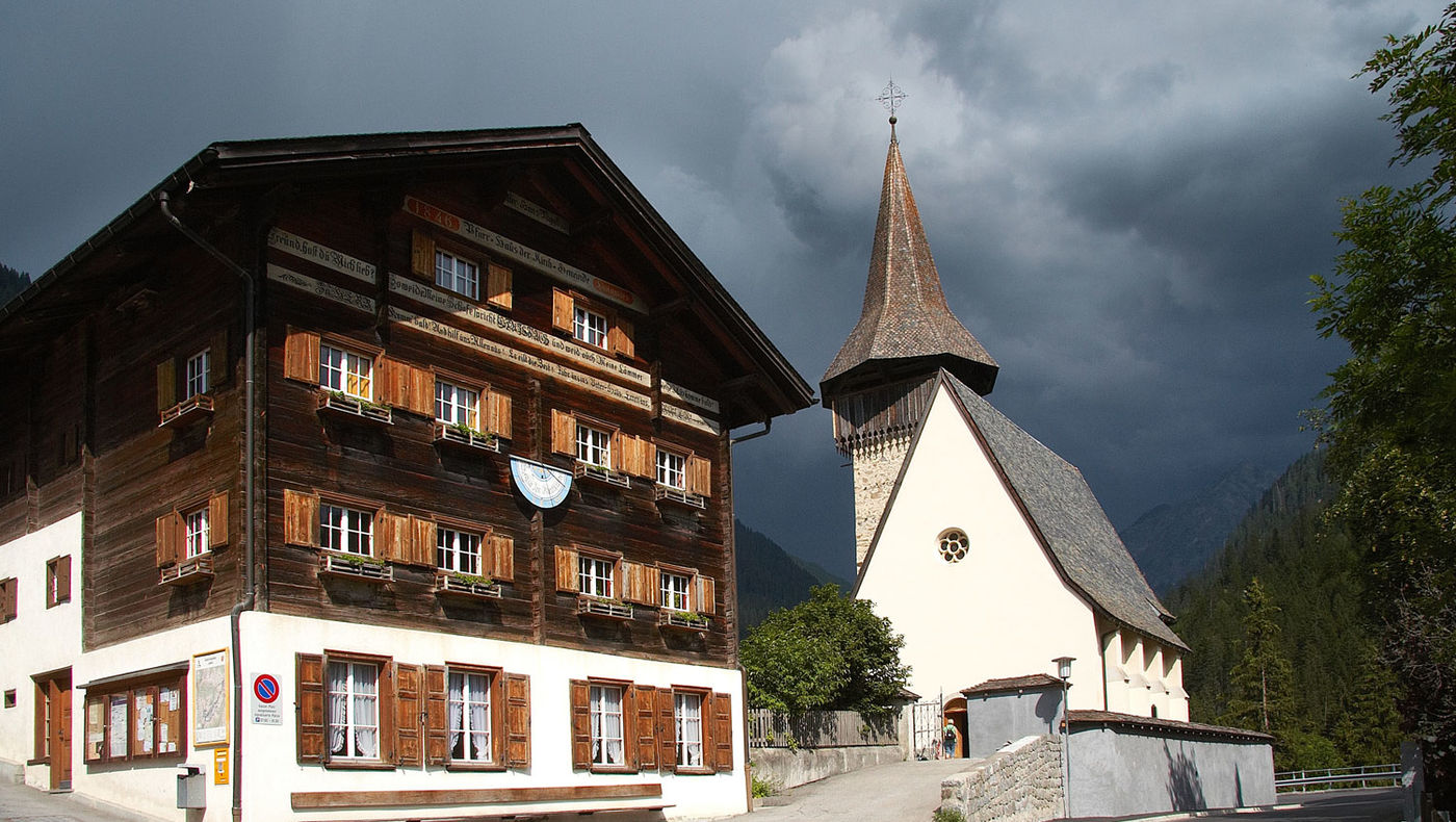 Pfarrhaus und Kirche Langwies